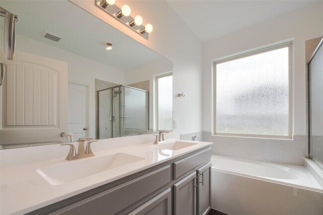 Building Photo - 18414 Hilltop Climb Dr