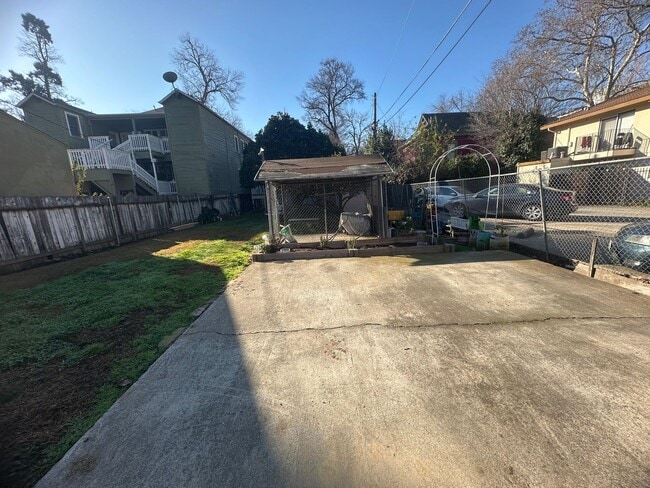 Building Photo - Updated 2 Bedroom with Office and Yard in the Heart of Midtown