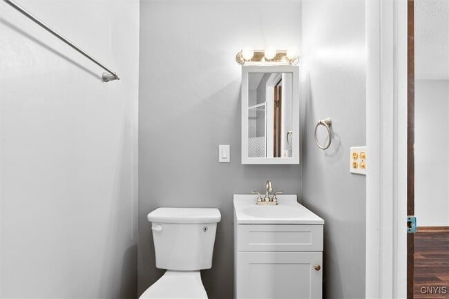 Building Photo - 941 Jamesville Ave