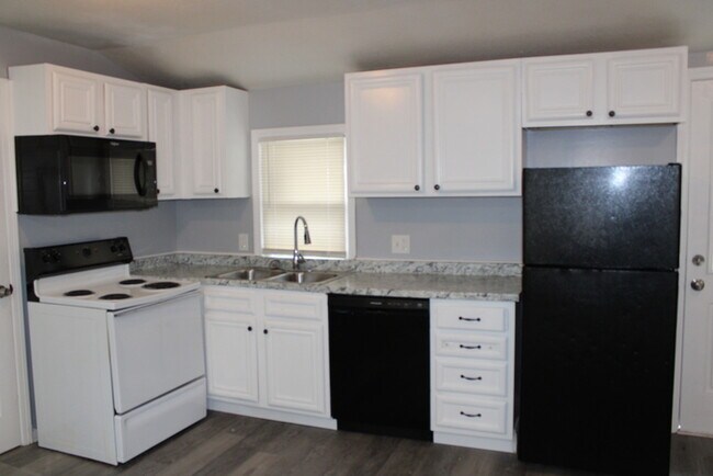 Building Photo - Spacious 4 Bedroom and 1 full bath home in Kansas City, MO.