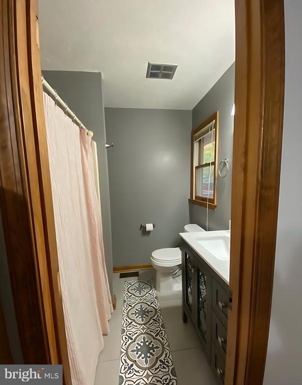 Building Photo - 8624 Valley Dr