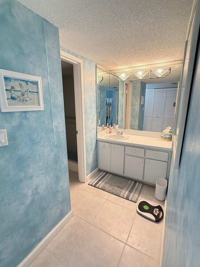 Building Photo - 4636 El Mar Dr