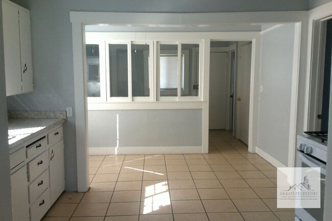 Building Photo - Cute Traditional. 3 Bedroom 1 bath home in Tower District.