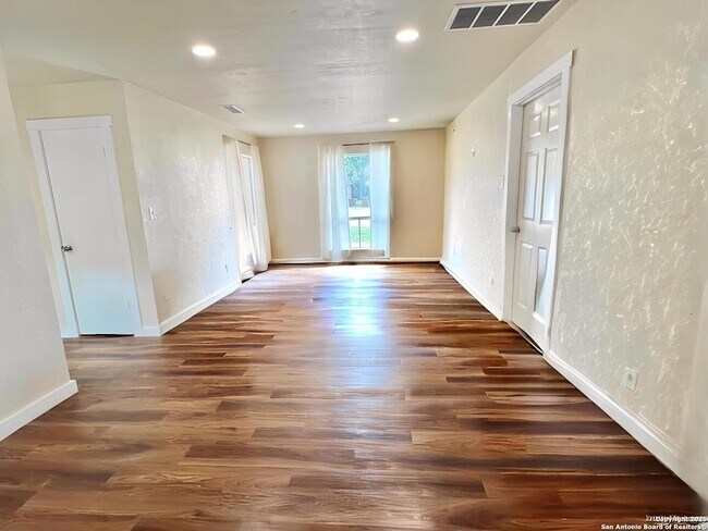 Building Photo - 6803 Indian Lake Dr