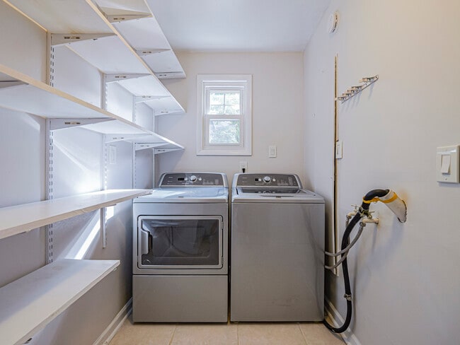 Building Photo - 1440 4th Ct