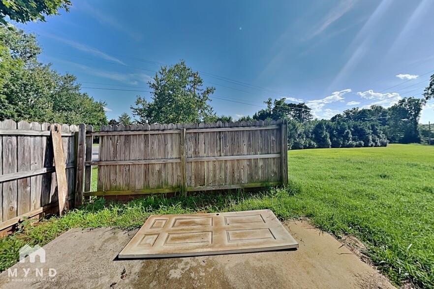 Building Photo - 200 Cedar Ridge Cir