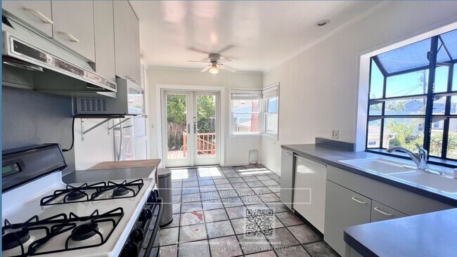 Building Photo - Spacious 2 bedroom Home w/ Backyard, Garag...