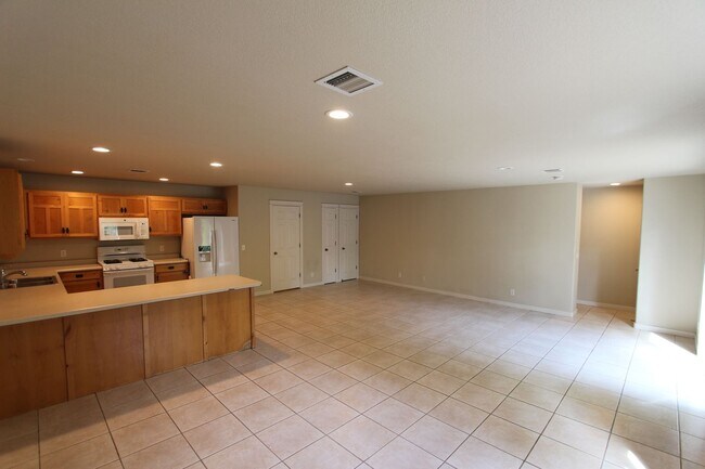 Building Photo - Spacious 3BR home Near NAU | New Carpet + Parking for 3 Vehicles