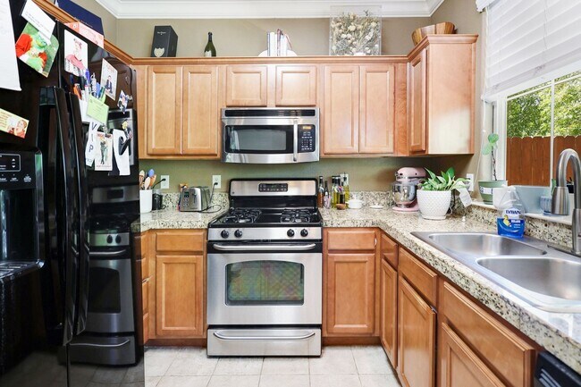 Building Photo - 3 BED 2.5 BATH TOWNHOME IN THE VILLAGES OF SHASTA VIEW GARDENS