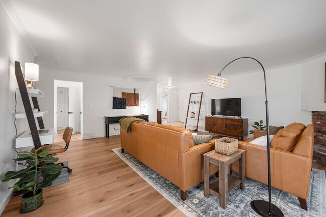 Building Photo - 612 Calle De Los Amigos