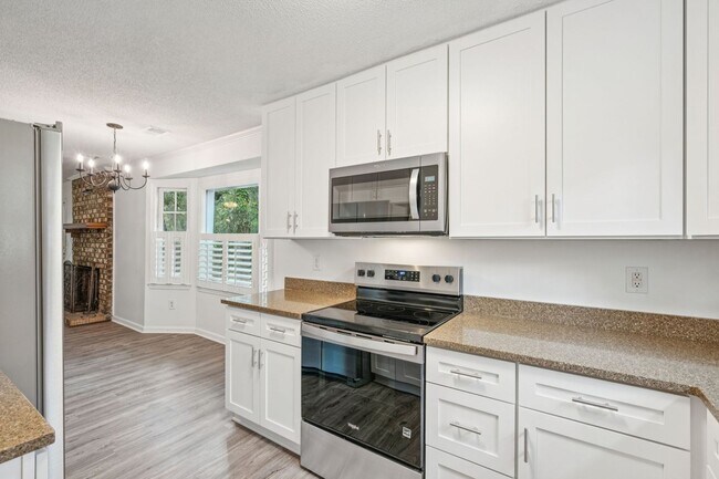 Building Photo - 3BR/2BA Home with Fireplace and Fenced Yard in Mt Pleasant