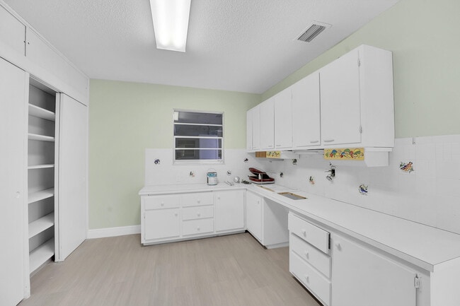 Building Photo - 154 SE Naranja Ave