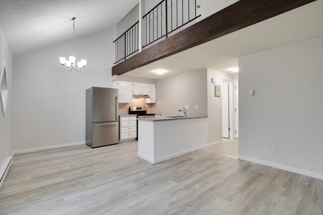 Building Photo - Crestline Triplex