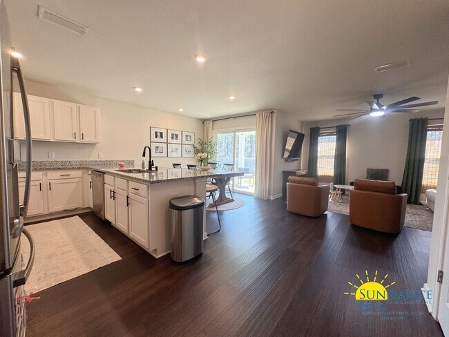 Building Photo - Stunning 4 Bedroom home in the sought-afte...
