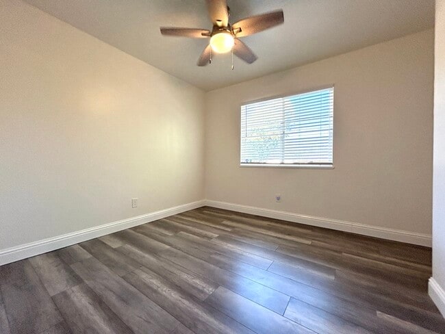 Building Photo - Beautiful Updated 2 Bedroom 2 Bathroom - C...