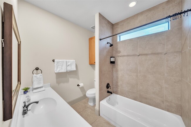 Building Photo - 2318 Camden Dr