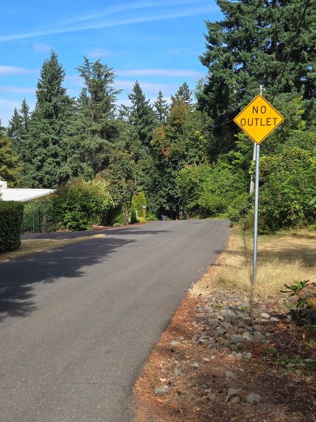 Building Photo - Popular West Linn! Tons of Space and great...