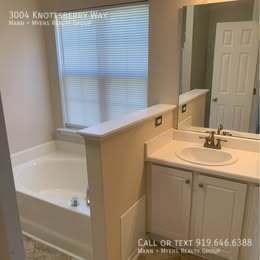 Building Photo - 3004 Knottsberry Way