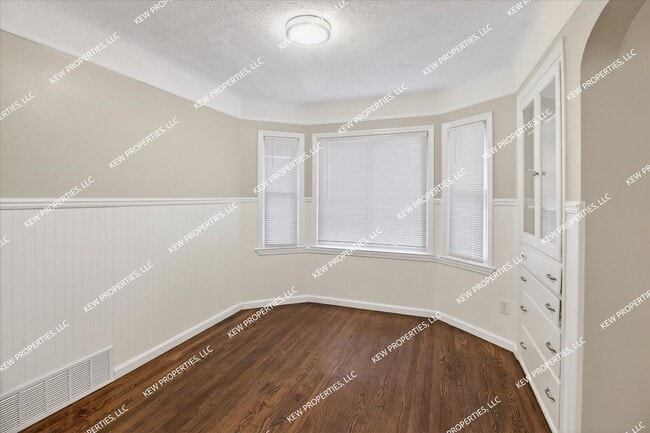 Building Photo - Lovely 3-Bedroom, 1.5-Bathroom Brick Bungalow for Rent in Redford Twp.!