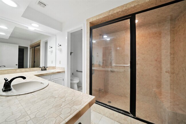 Building Photo - 523 S Rivershire Dr