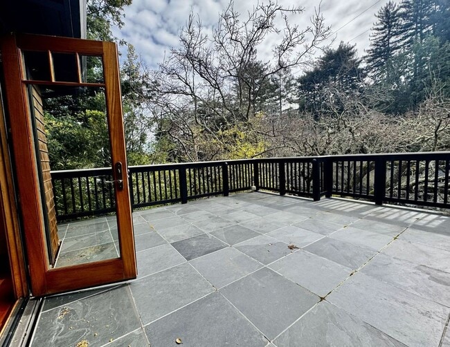 Building Photo - Private. Polished. Perfectly Larkspur.