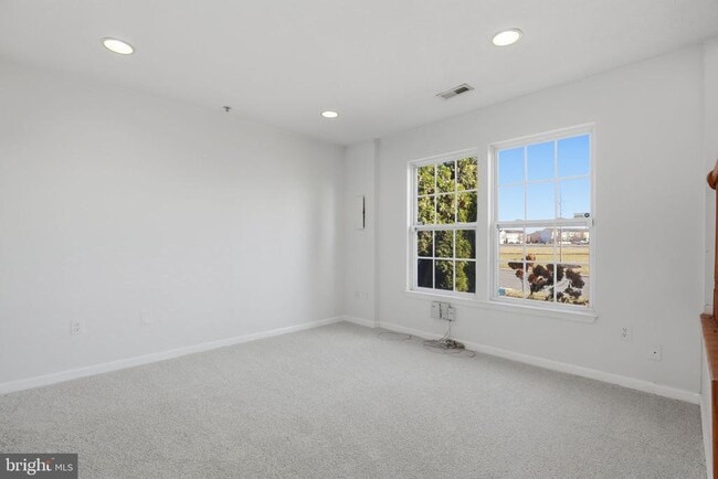 Building Photo - 886 Lowe Rd