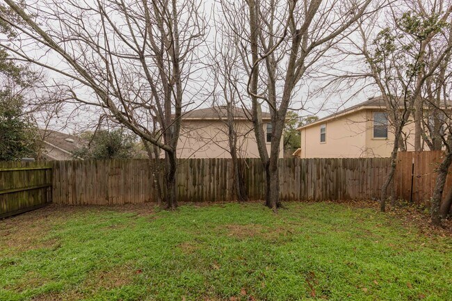 Building Photo - Charming 3BR/2.5BA Home with Spacious Back...