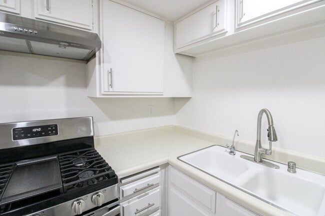 Building Photo - 2 Bed, 2 Bath Townhome in San Luis Obispo!