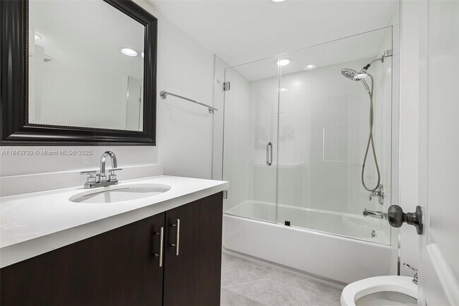 Building Photo - 9407 Fontainebleau Blvd