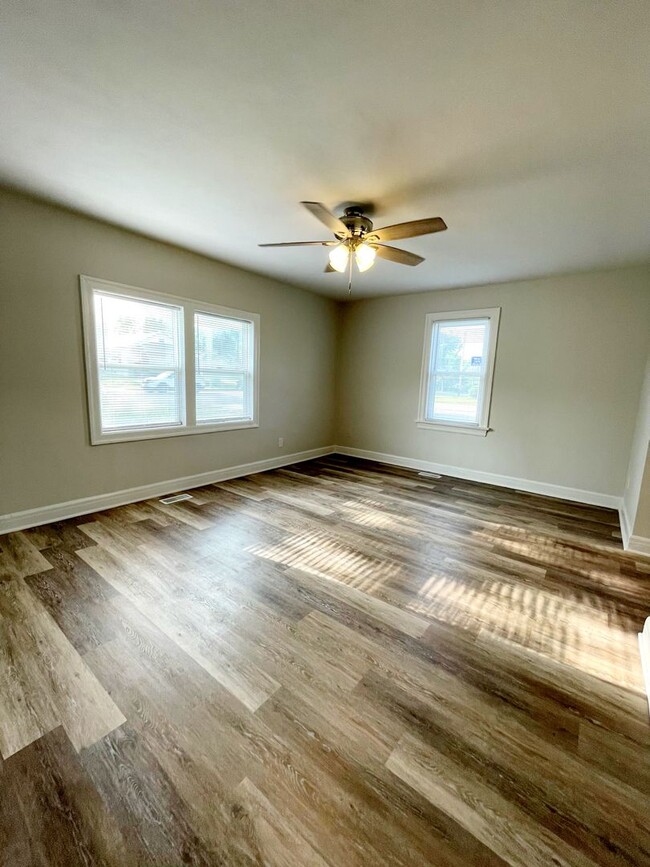 Building Photo - 2 Living Area's & 2 Car Garage - Near MSU,...