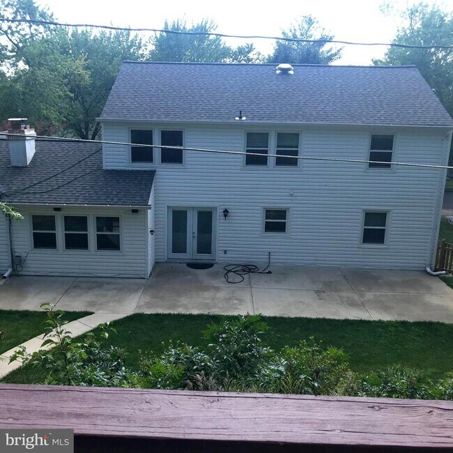 Building Photo - 12815 Point Pleasant Dr