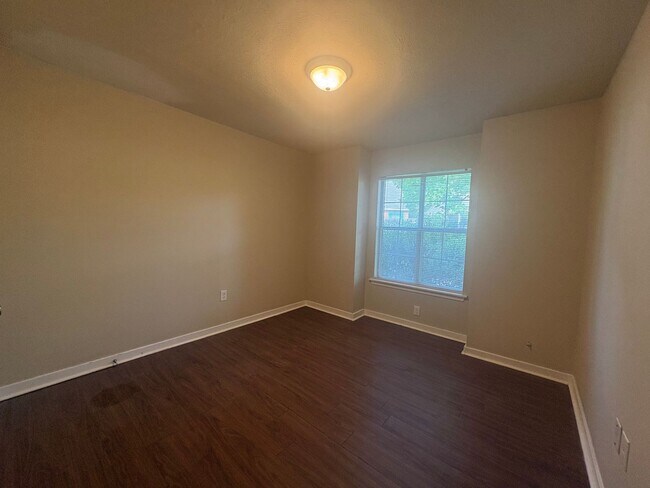 Building Photo - 2012 Red Oak Dr