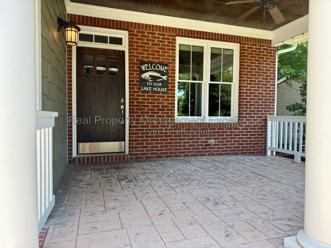 Building Photo - 616 Lake Artesia Ln