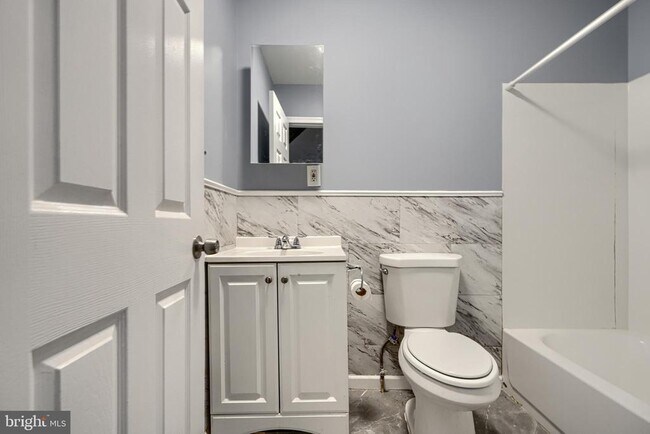 Building Photo - 2533 W Lombard St