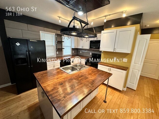Building Photo - Stunning 1 Bedroom!