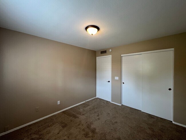 Building Photo - 4 Bedroom Home Near N McQueen Rd and E Cha...