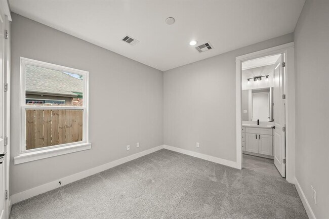 Building Photo - 823 Woodcrest Dr