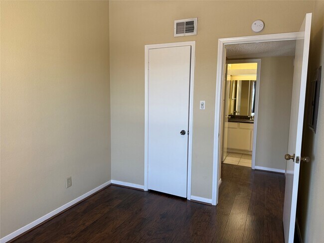 Building Photo - 2121 Hepburn St