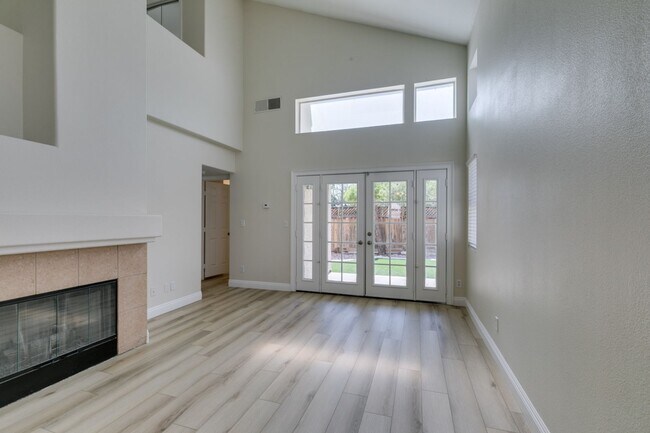 Building Photo - Charming 3-Bedroom Home in Green Valley wi...