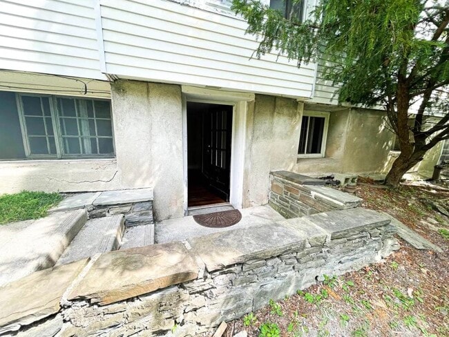 Building Photo - 705 E Seneca St