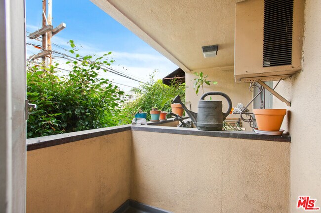 Building Photo - 8440 Willoughby Ave