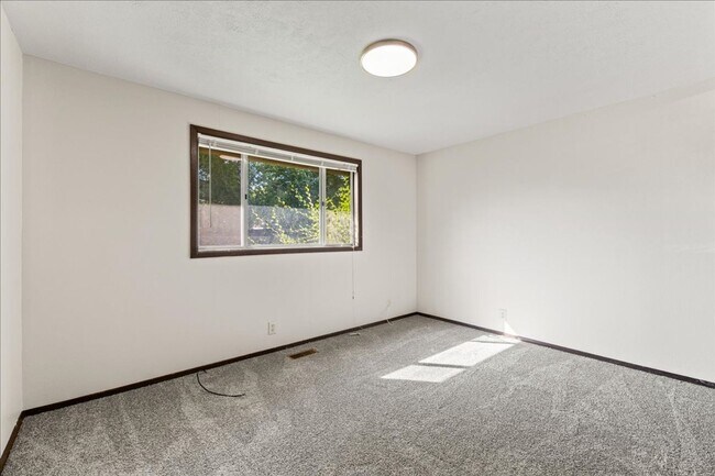 Building Photo - 2 Bedroom 1 Bathroom Duplex on the Boise B...