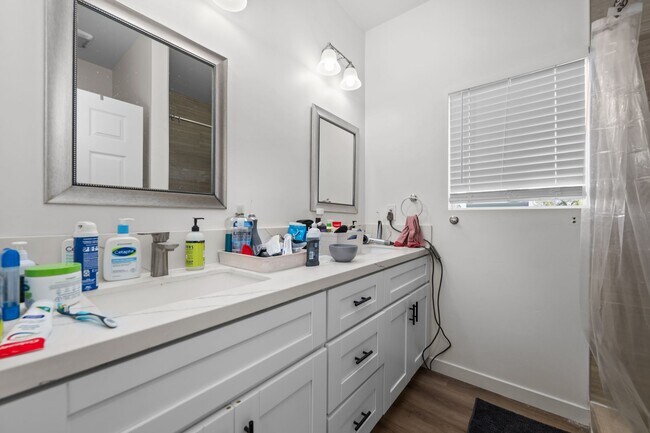 Building Photo - 5377 E Falls View Dr