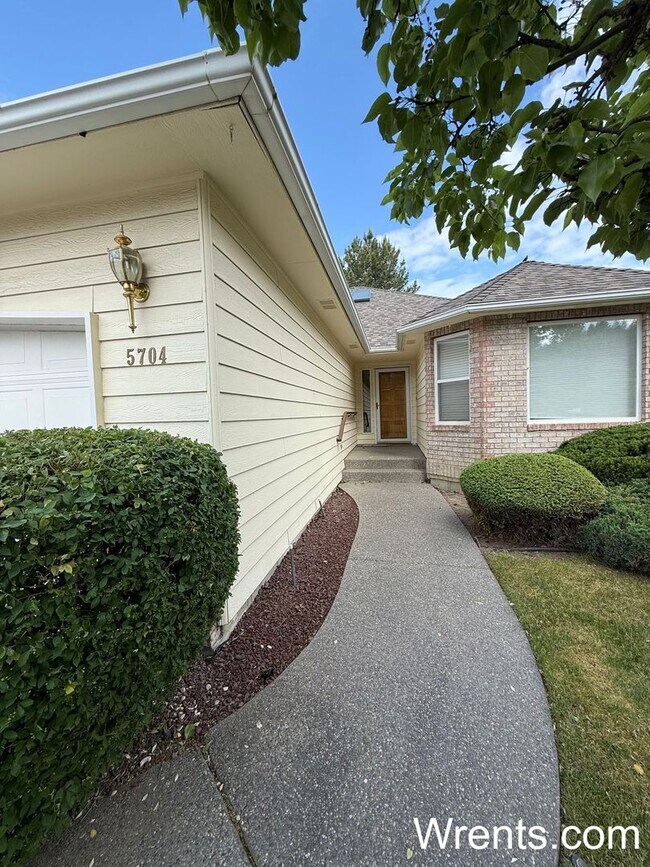 Building Photo - Available NOW!!!!! 3200 sqft home with Gol...