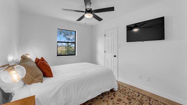 Building Photo - 113 W Bluebonnet Rd