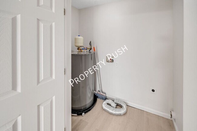 Building Photo - 1104 Queens Dr