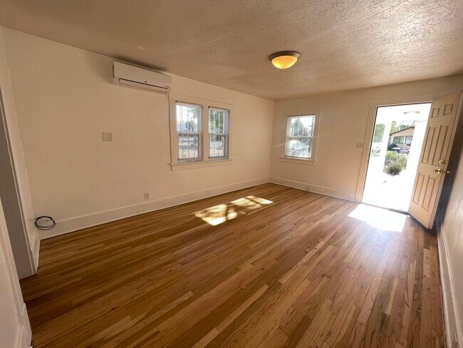 Building Photo - 407 Harvard Dr SE