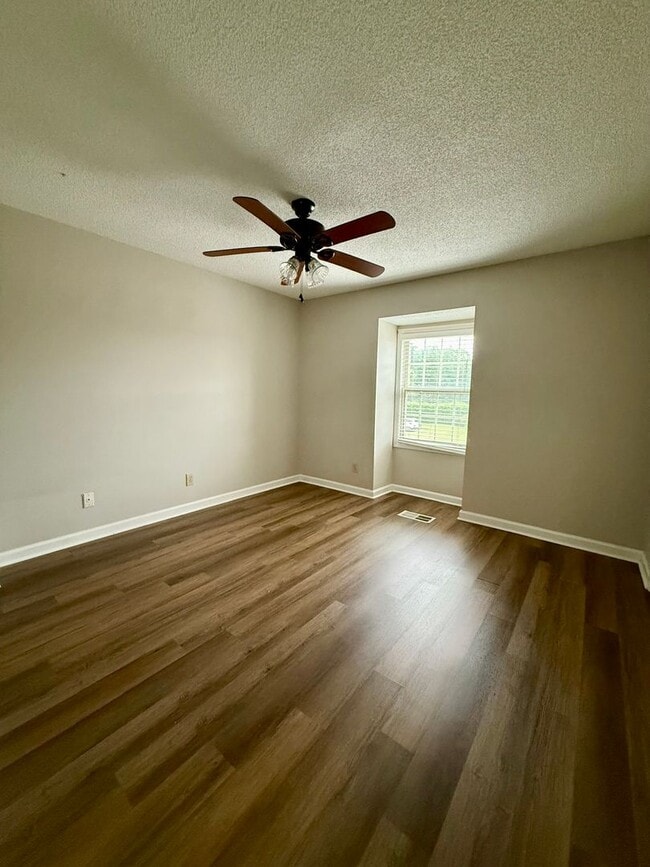 Building Photo - 2 bed / 1.5 bath townhome in Oakwood