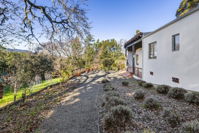 Building Photo - Charming 4BR Home Available in Private Portola Valley Cul de Sac