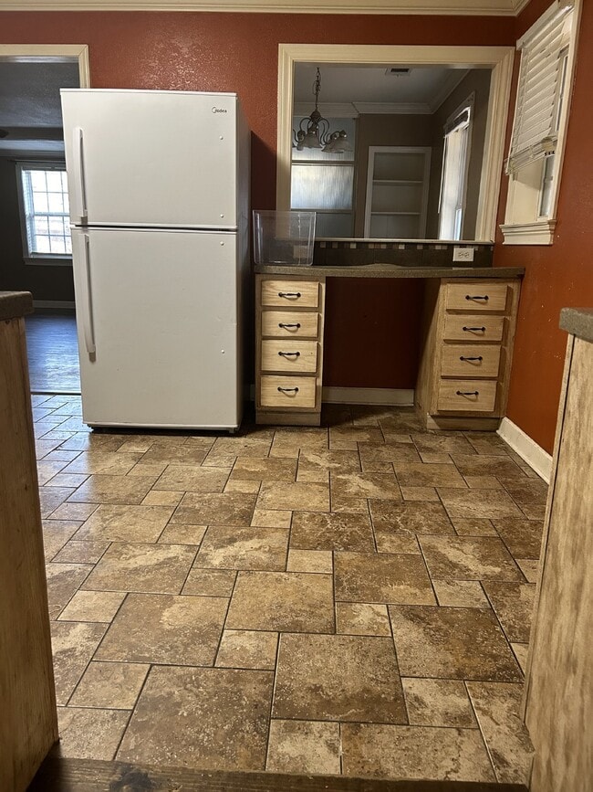 Building Photo - "Charming 3-Bedroom Retreat on Holly Street - Spacious 1,618 Sq Ft with 1.5 Baths in Jonesboro!"